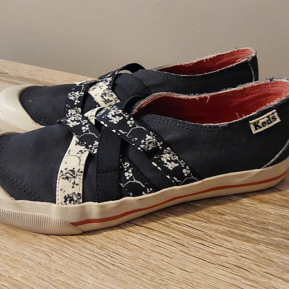 KEDS Mania Women's Navy & White WF22457 Slip On‎ Casual Sneakers. Size 7.5